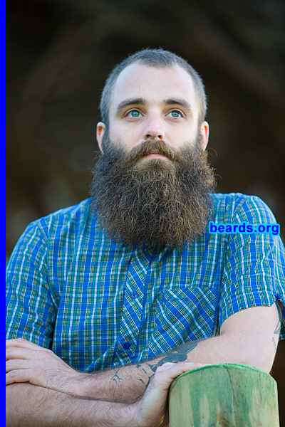 man with bushy beard grow facial hair